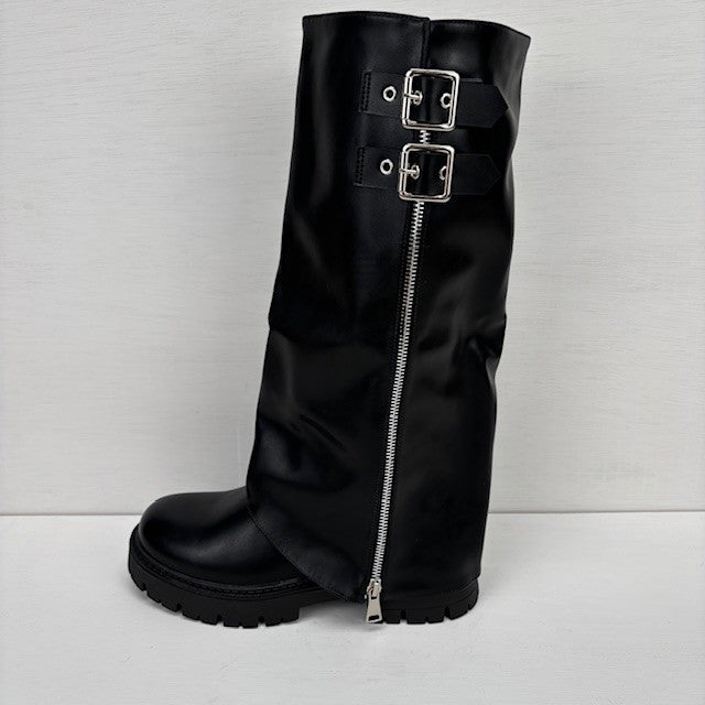 Leatherlook boots met flap en gespjes zwart