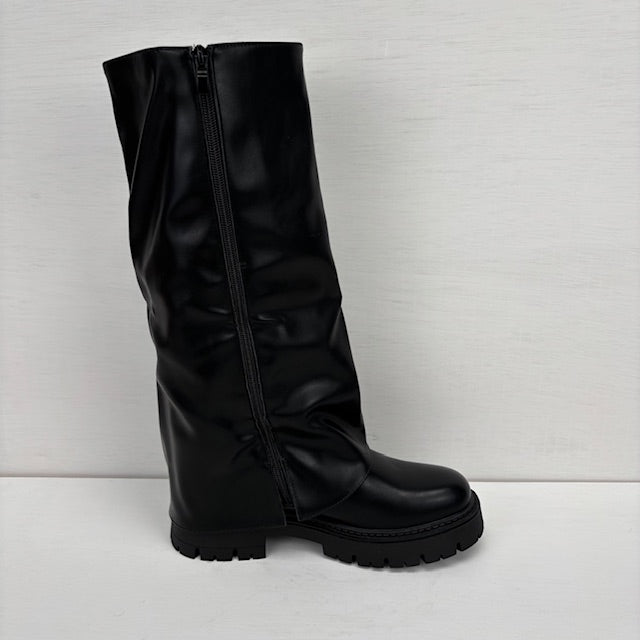Leatherlook boots met flap en gespjes zwart