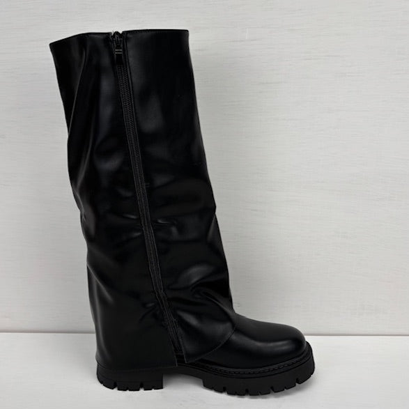 Leatherlook boots met flap en gespjes zwart