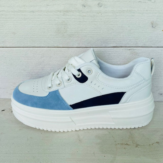 Trendy sneakers blauw
