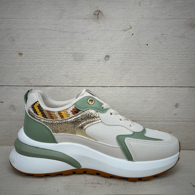 Sportieve sneaker met leuke afwerking groen