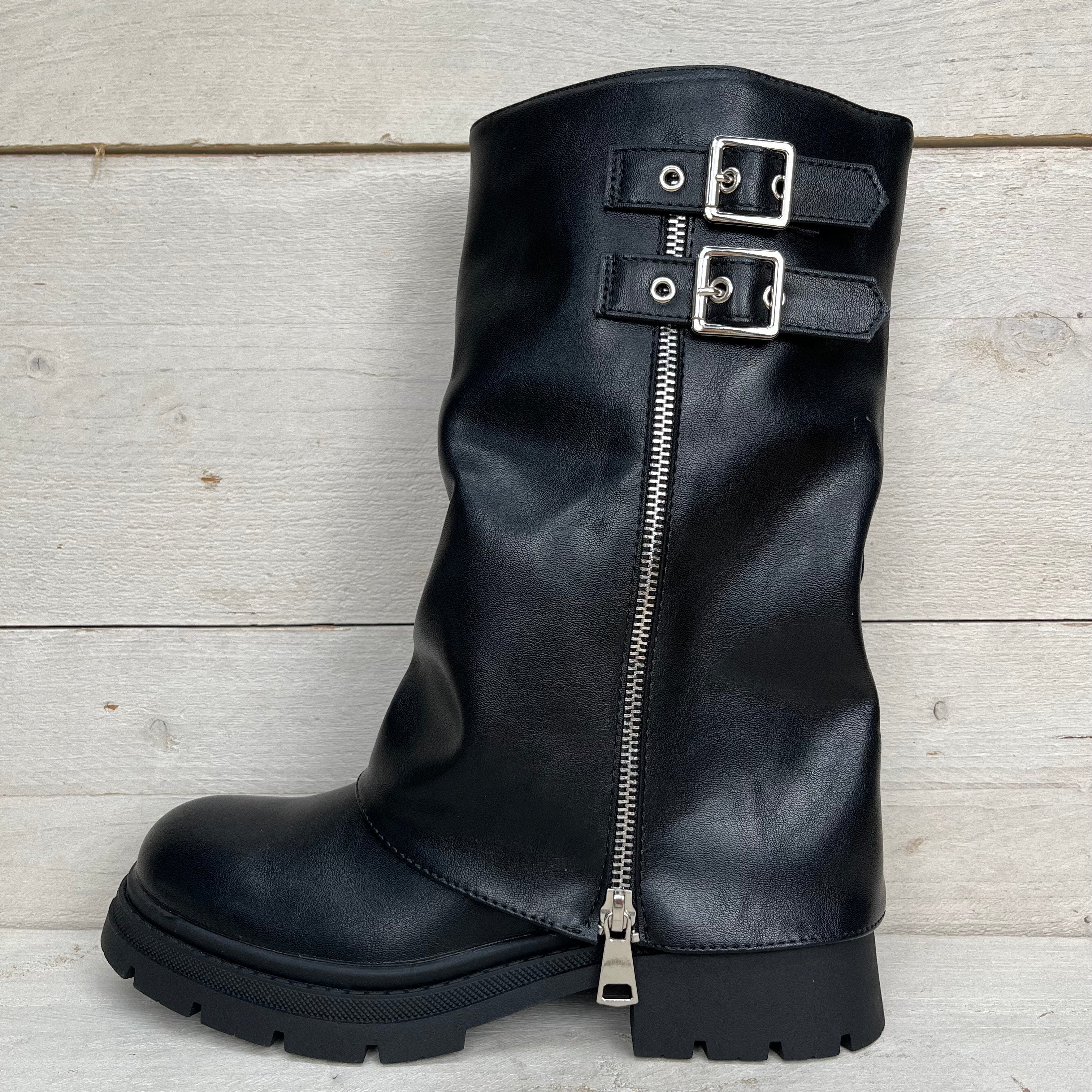 Boots met flap, sierrits en gespen – - Main Image