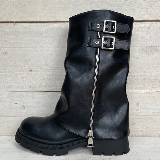Boots met flap, sierrits en gespen