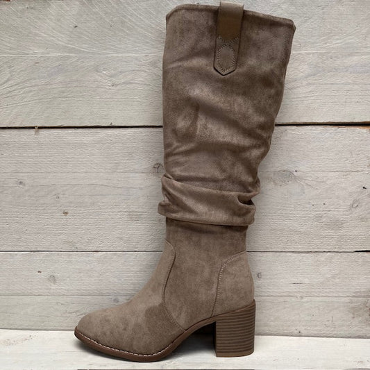 Hoge suèdine laars met stevige hak beige