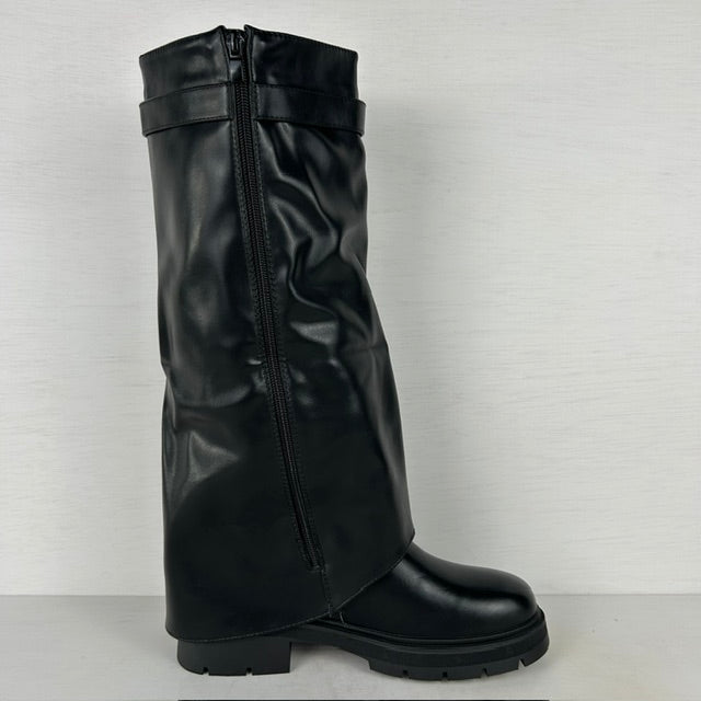 Stoere hoge leatherlook boots met flap zwart
