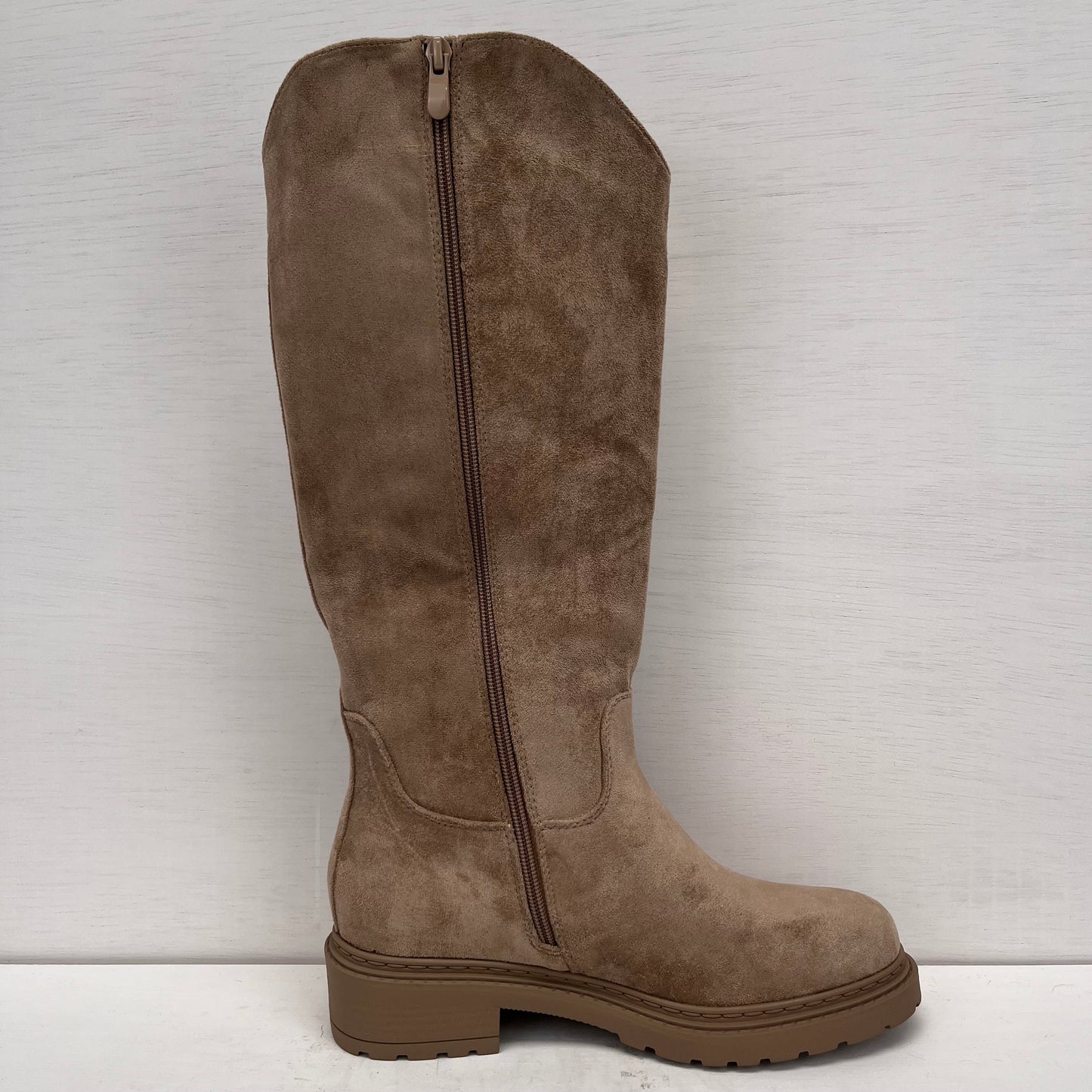 Hoge suedine boots met siergesp