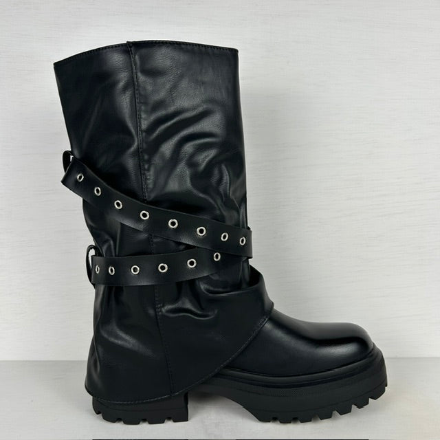 Stoere leatherlook boots met flap en gesp zwart