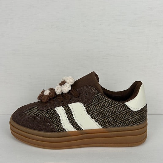 Leuke retro sneakers met bloemetjes bruin