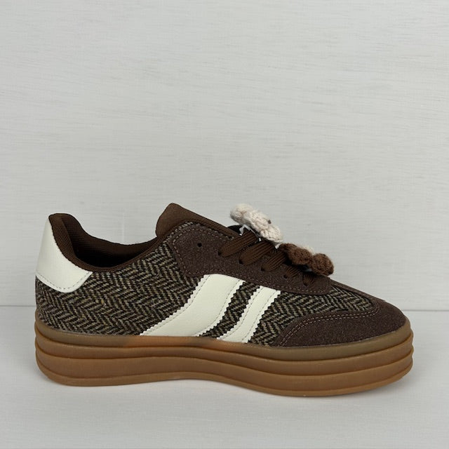 Leuke retro sneakers met bloemetjes bruin