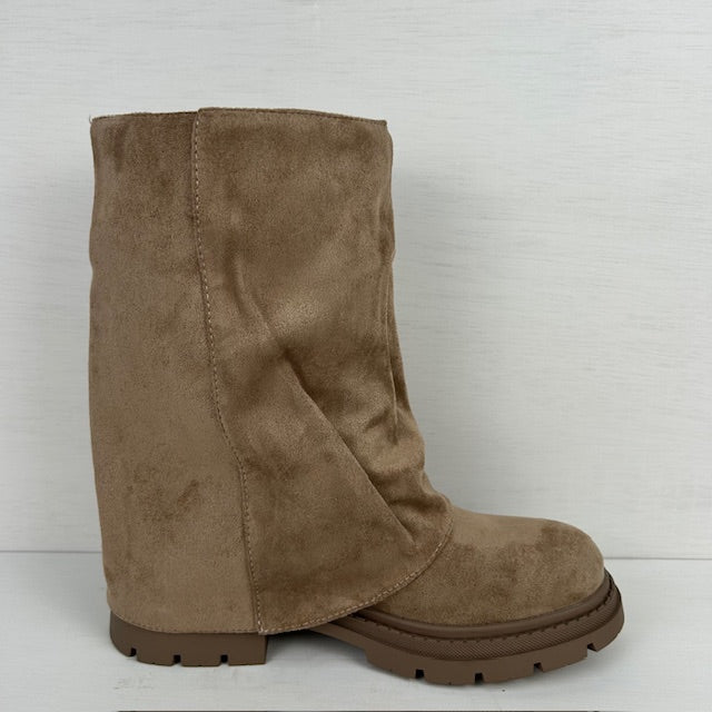 Suèdine boots met leuke flap khaki