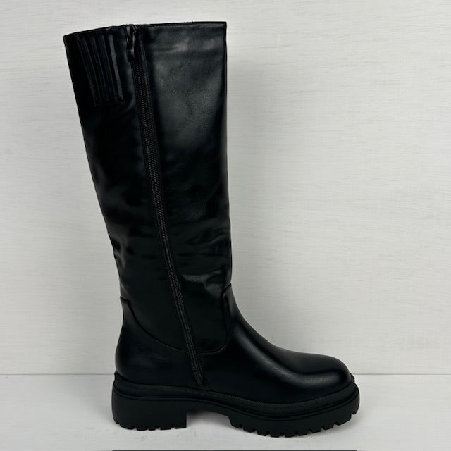 Hoge leatherlook laars met stoere zool zwart