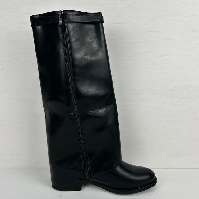 Hoge leatherlook laars met leuke flap zwart