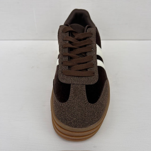 Retro sneakers met witte details bruin