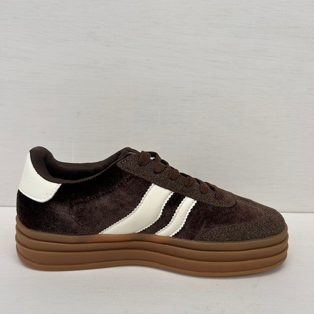 Retro sneakers met witte details bruin
