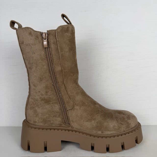 Geweldige boots met stoere zool en lusjes khaki