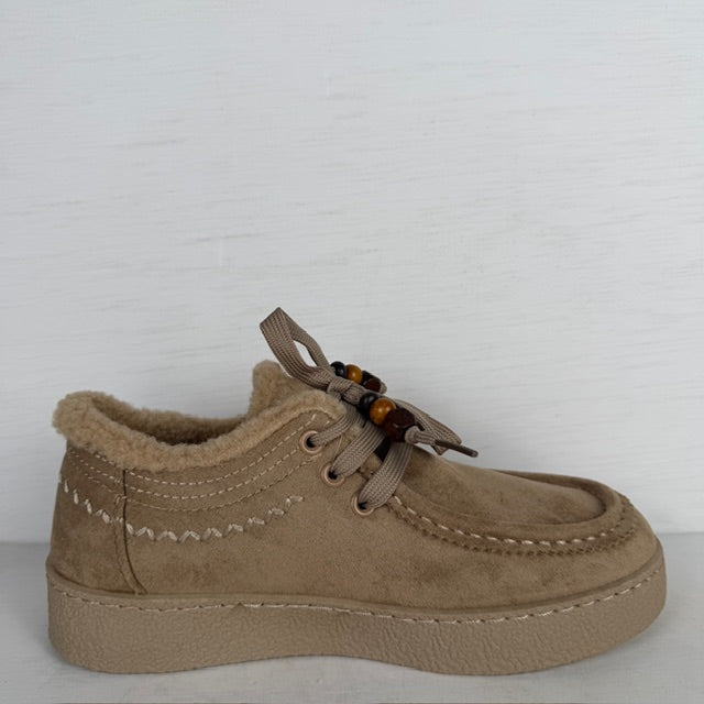 Geweldige pantoffels/ sneakers met teddy randje beige