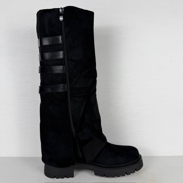 Hoge suèdine boots met flap en gespjes zwart