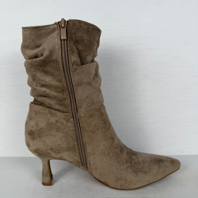 Suèdine slouchy laarsjes met elegant design khaki
