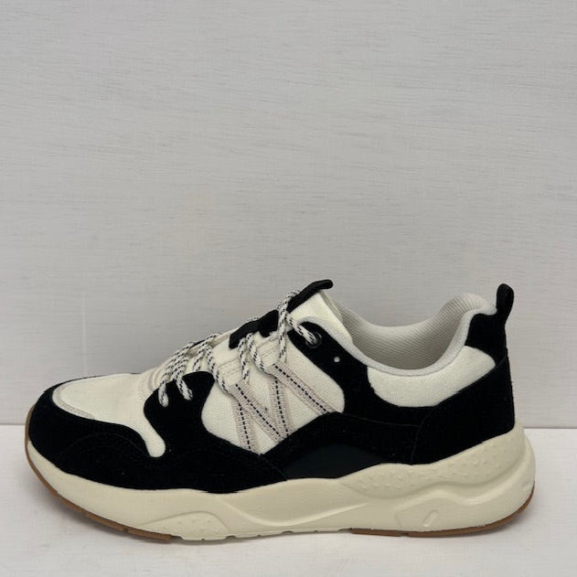 Casual sneaker met trendy look zwart