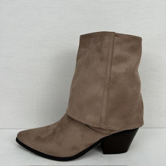 Leuk enkellaarsje met flap taupe