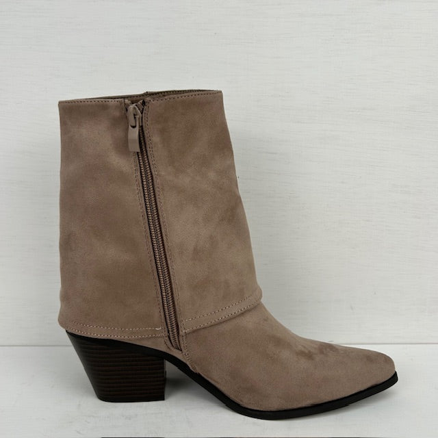 Leuk enkellaarsje met flap taupe