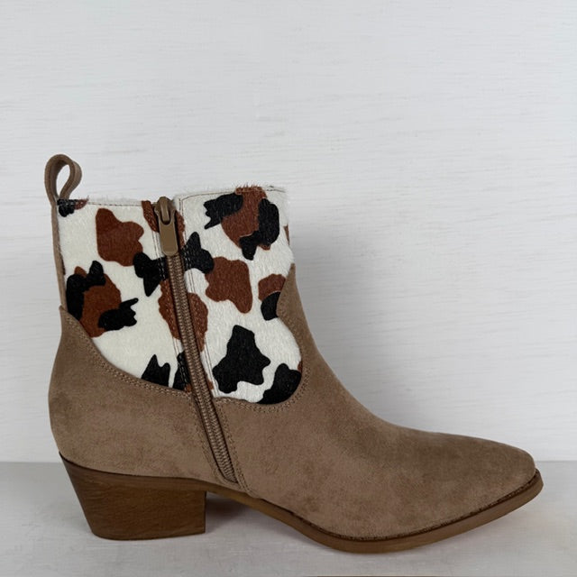 Suèdine cowboylaarsjes met koeienprint taupe