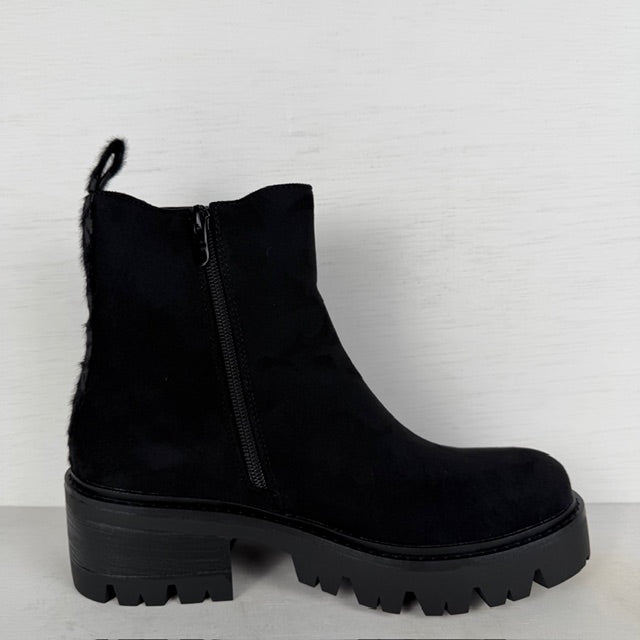 Suèdine boots met stoere zool en lusje zwart