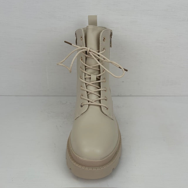 Leatherlook veterboots met sierritsjes beige