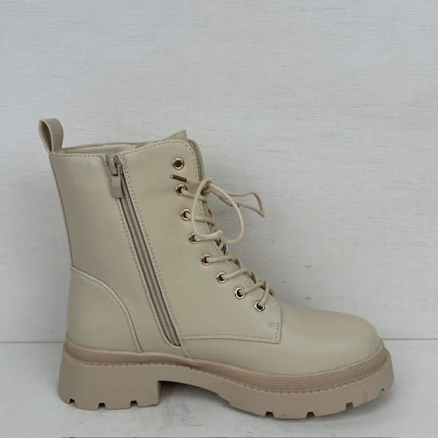 Leatherlook veterboots met sierritsjes beige