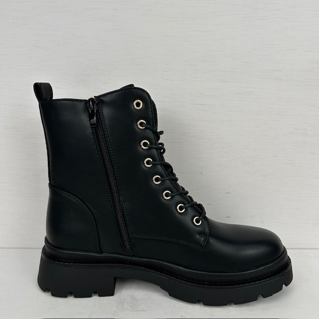 Leatherlook veterboots met sierritsjes zwart