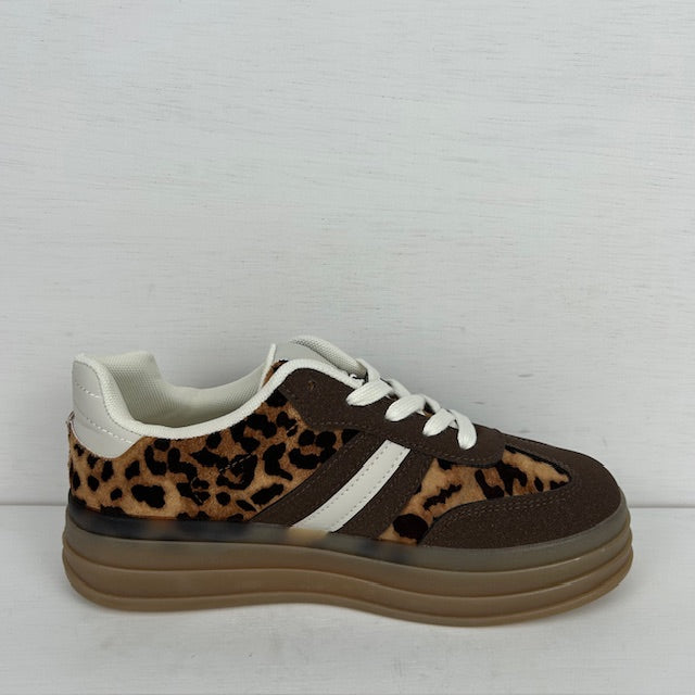 Gave retrosneakers met panterprint