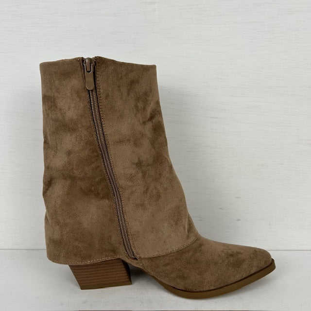Suèdine cowboylaarsjes met shiny flap taupe