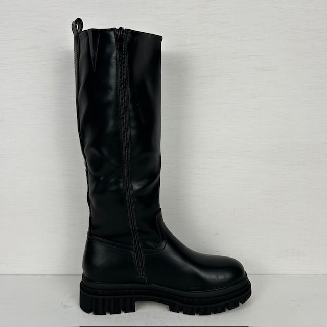 Leatherlook laarzen met stoere zool zwart