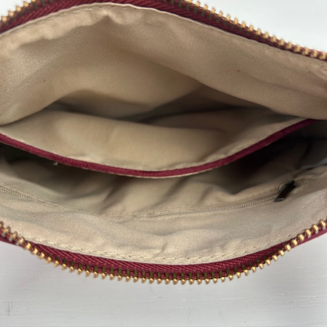 Suèdine schoudertasje met studs bordeaux rood