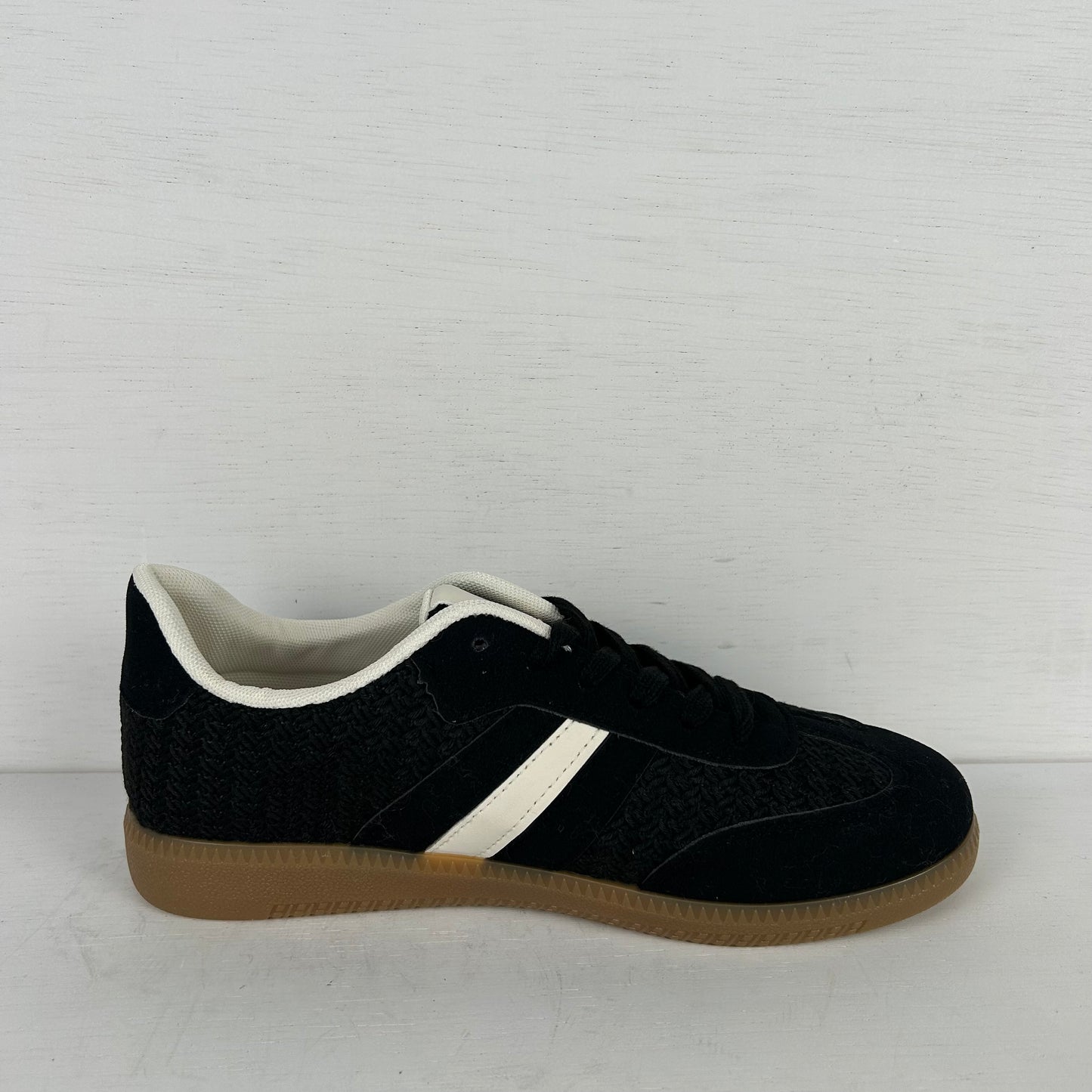 Trendy sneakers met lage retrozool zwart