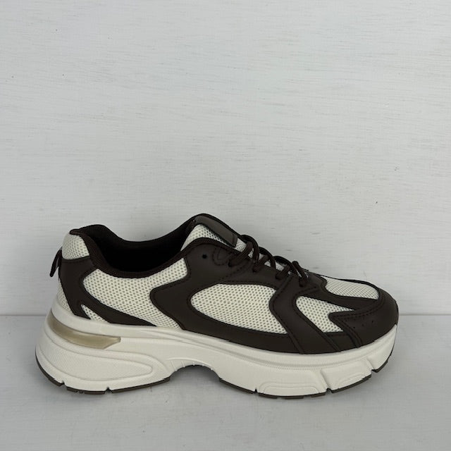 Trendy sneakers met leuke afwerking bruin
