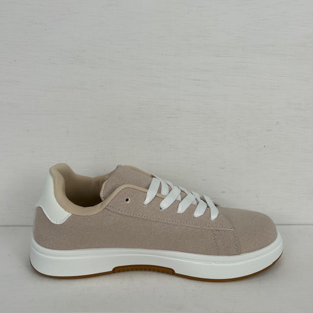 Leuke retro sneakers met witte zool beige