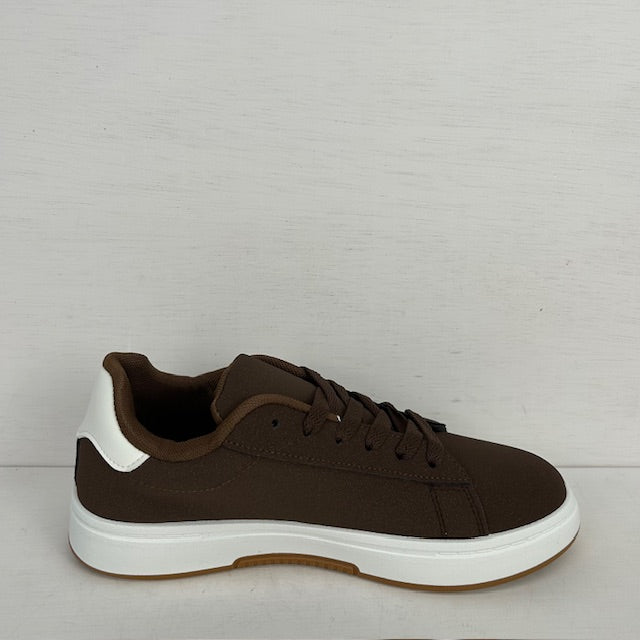Leuke retro sneakers met witte zool bruin