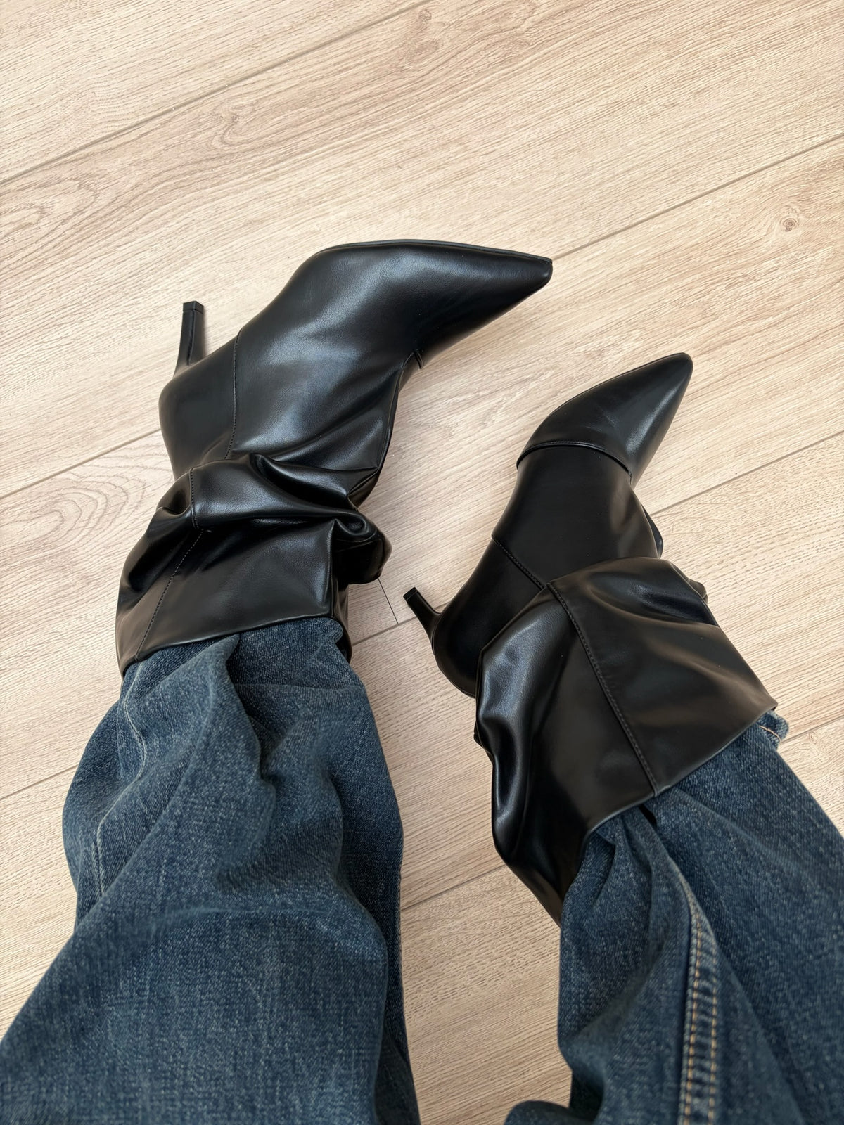 Trendy leatherlook laarzen met slouchy design zwart