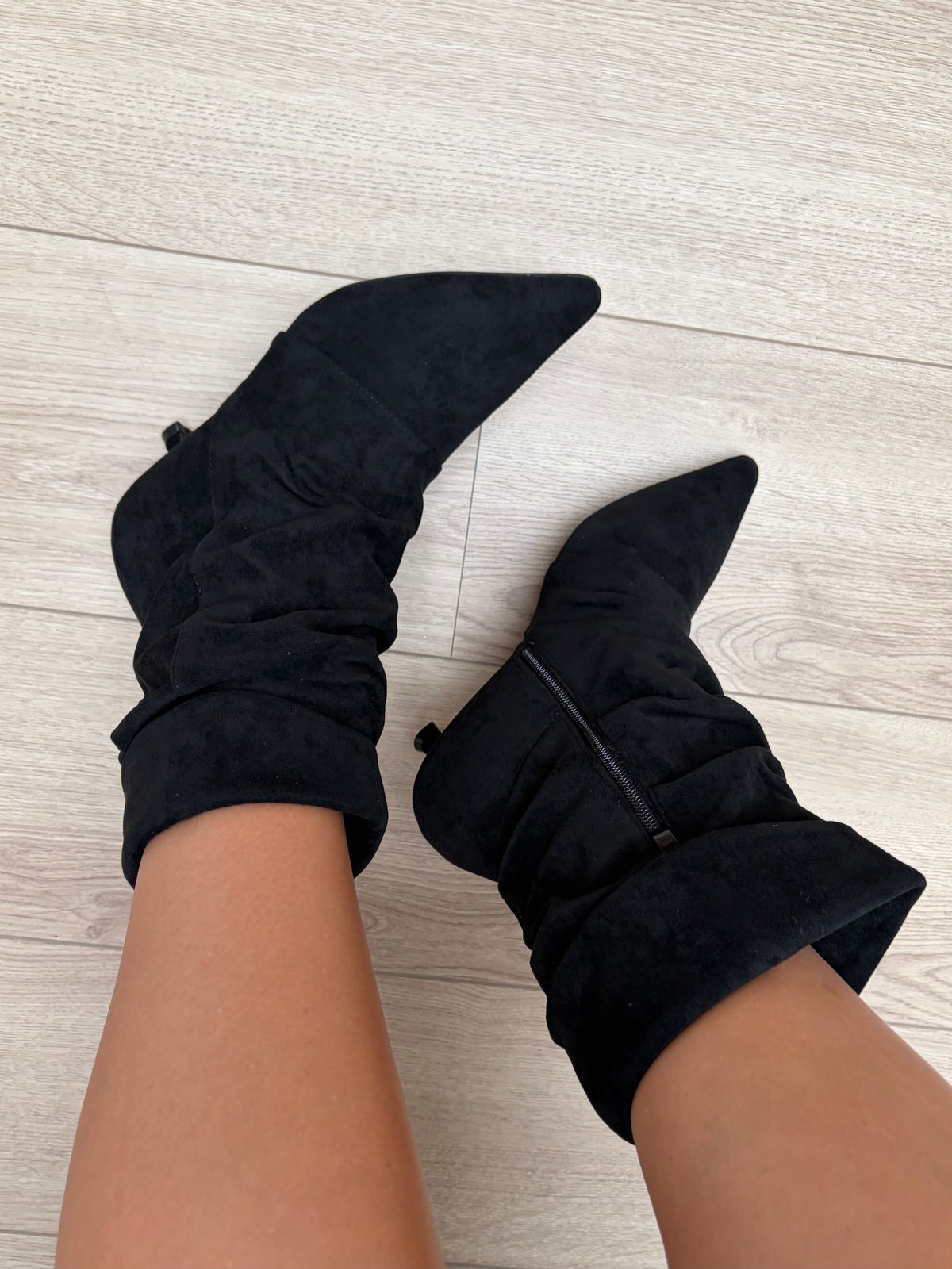 Suèdine slouchy laarzen met klein naaldhakje zwart