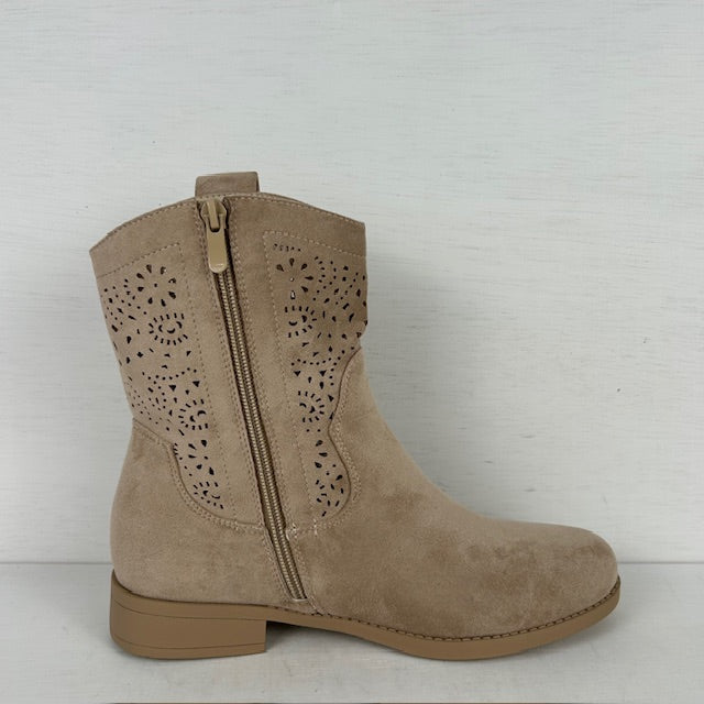 Leuk enkellaarsje met gaatjes motief khaki