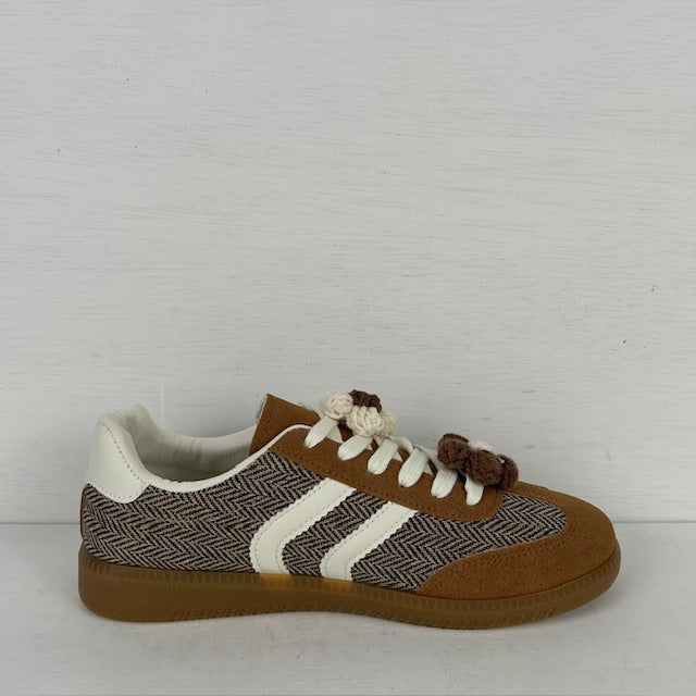 Leuke retro sneakers met bloemetjes camel