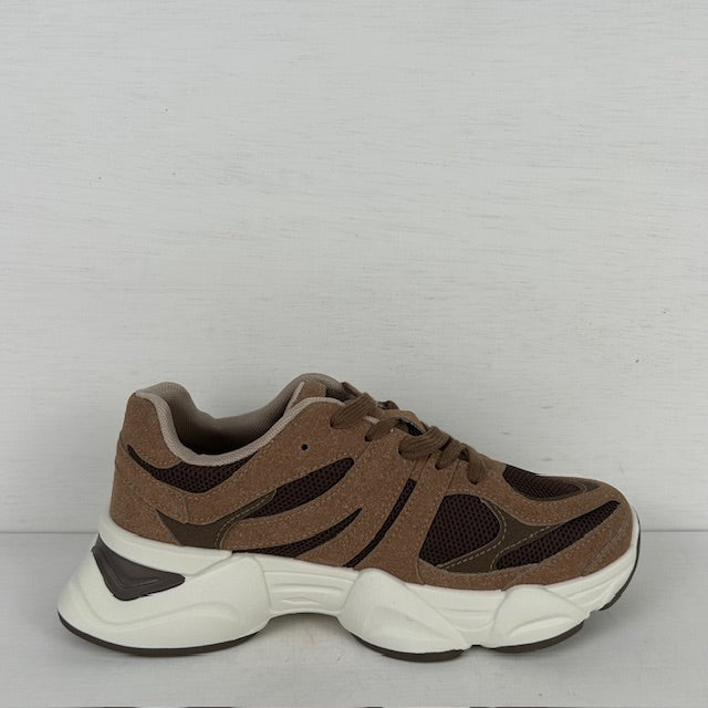 Trendy sneakers met stoere zool bruin
