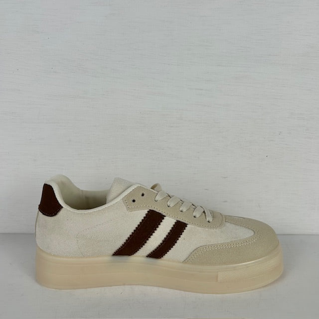 Leuke sneakers met retrozool beige
