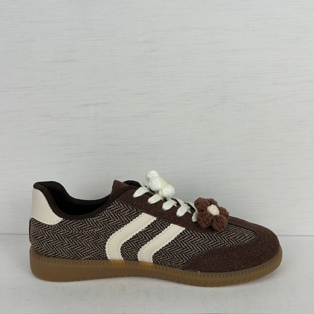 Leuke retro sneakers met bloemetjes bruin