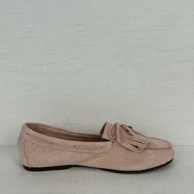 Suèdine instappers met franjes roze