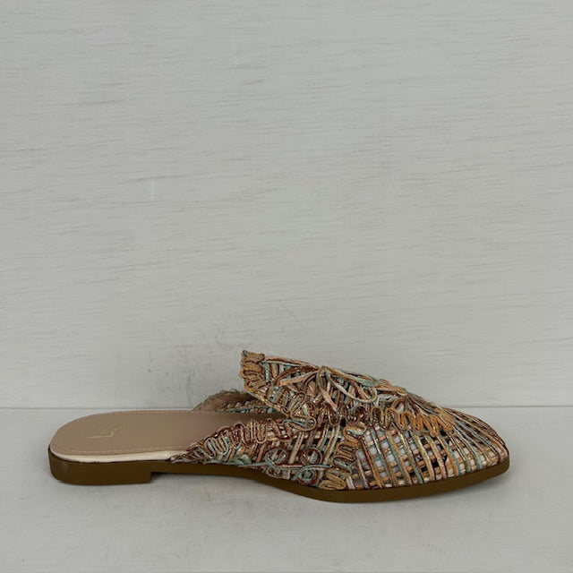 Kleurrijke gevlochten slippers beige