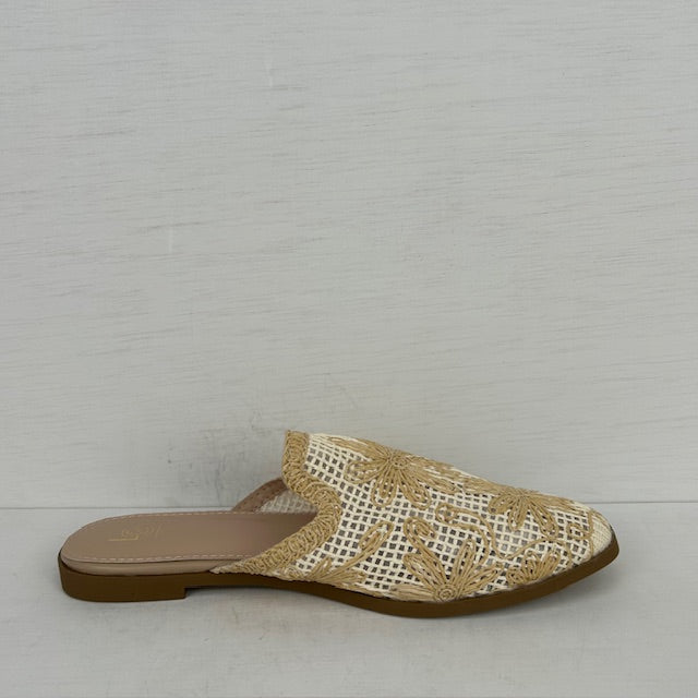Leuke gevlochten slippers beige