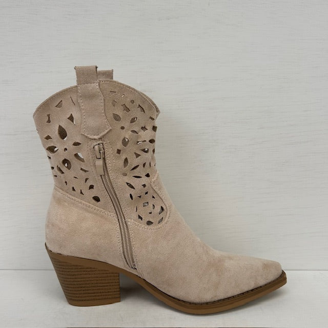 Suèdine cowboylaarsjes met leuk gaatjes motief beige