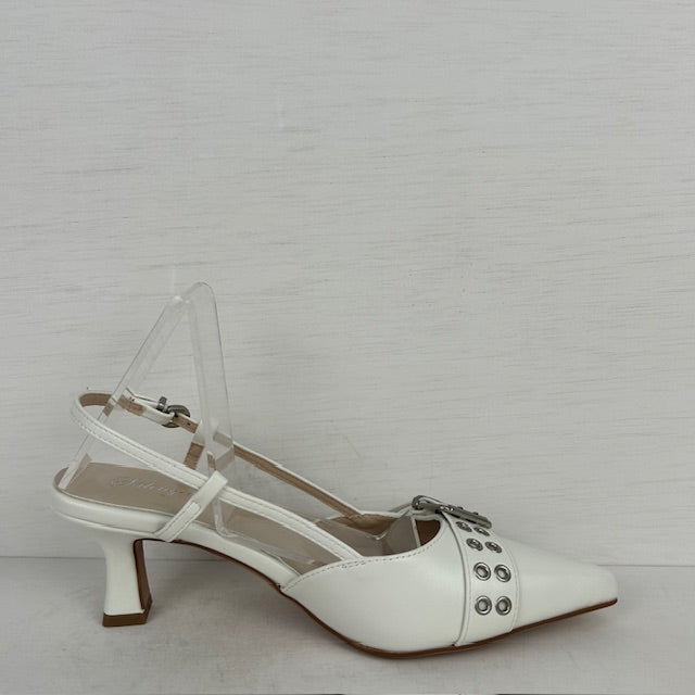 Stoere slingbacks met hakje wit